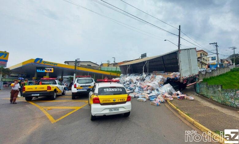 Carga tomba de carreta e GCM de Bragança Paulista atendem a ocorrência