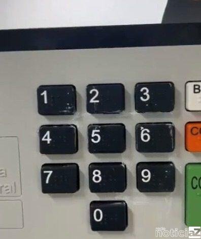 cola na urna eletrônica