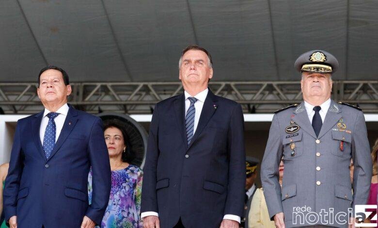 Presidente Bolsonaro participa de formatura de cadetes na Aman