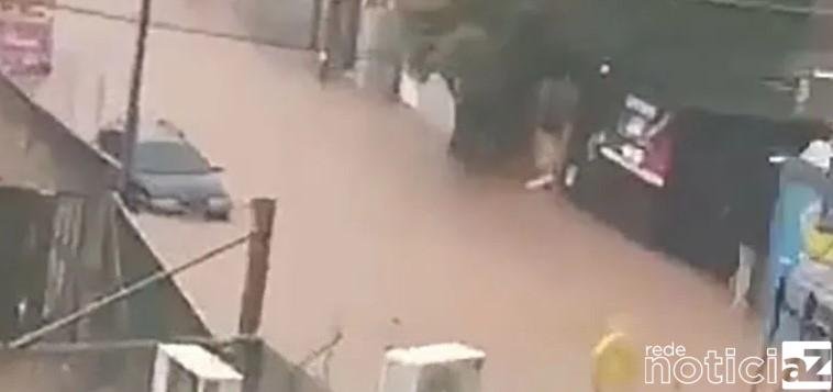 Ruas de Várzea Paulista são tomadas pelas fortes chuvas