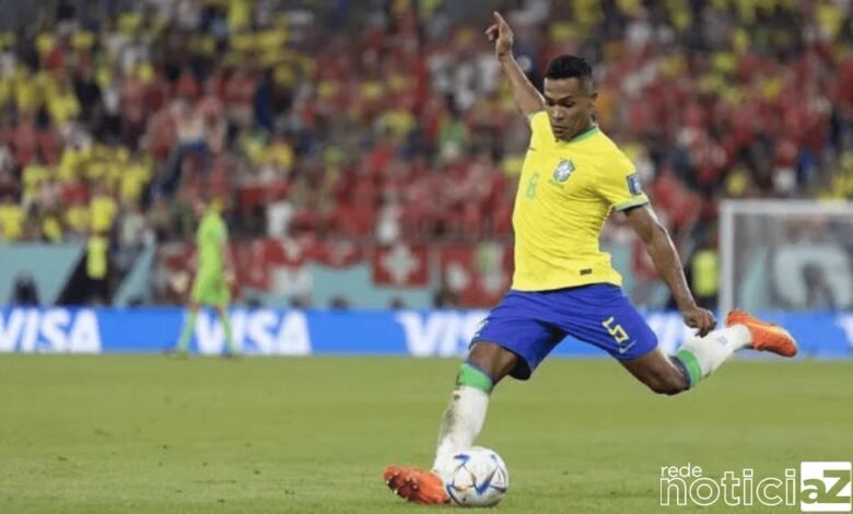 Alex Sandro sofre lesão e está fora do duelo da Seleção contra Camarões