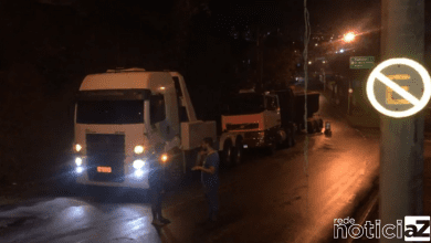 Rua João Antônio Mecatti é bloqueada para o trânsito por causa de caminhão