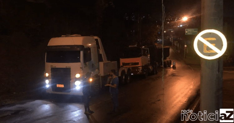 Rua João Antônio Mecatti é bloqueada para o trânsito por causa de caminhão