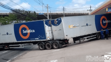 Carreta fecha avenida de Jundiaí