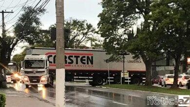 Carreta fica atravessada em avenida de Jundiaí