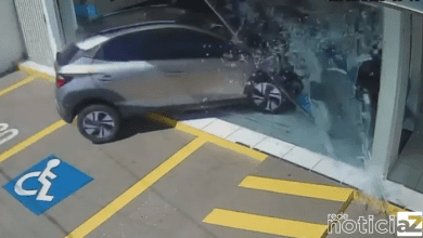 Carro invade cartório de Campo Limpo Paulista