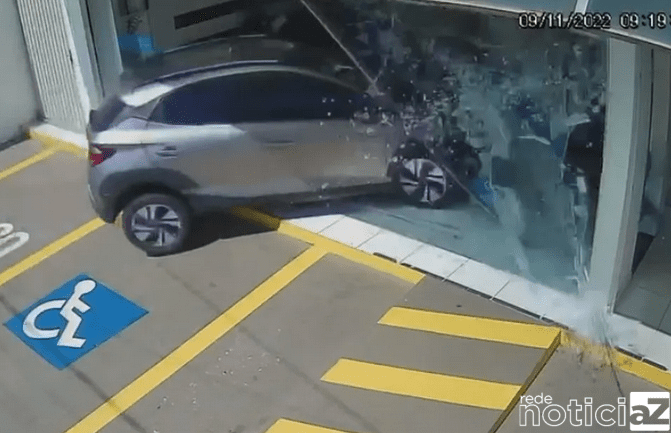 Carro invade cartório de Campo Limpo Paulista