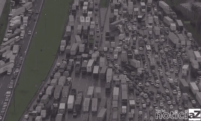 São Paulo segue com pontos de bloqueio e força cancelamento de mais de 20 voos no Aeroporto de Guarulhos