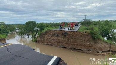 Carros são "engolidos" por cratera em rodovia de Sergipe e provoca uma morte