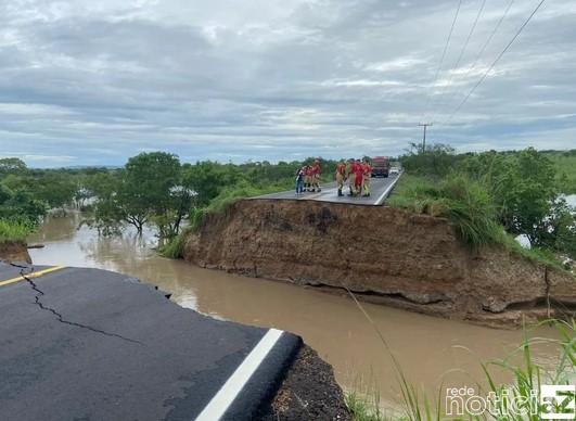 Carros são "engolidos" por cratera em rodovia de Sergipe e provoca uma morte