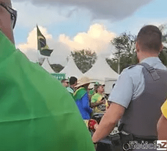 Mulher é escoltada após ser cercada por manifestantes em Jundiaí