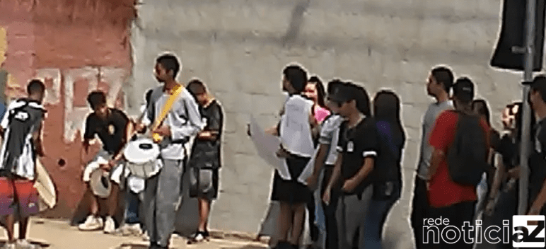 Alunos de escola estadual de Jundiaí protestam contra mudança de unidade