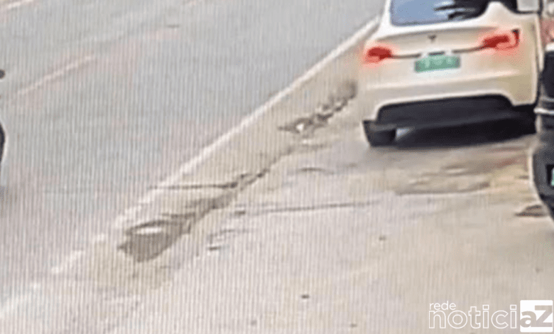 Vídeo que viralizou nas redes sociais mostra o Tesla em altíssima velocidade, sem qualquer controle da direção. Acesse: