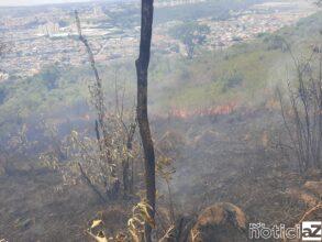 Queimada no Morro da Baleia em Jundiaí mobiliza Corpo de Bombeiros