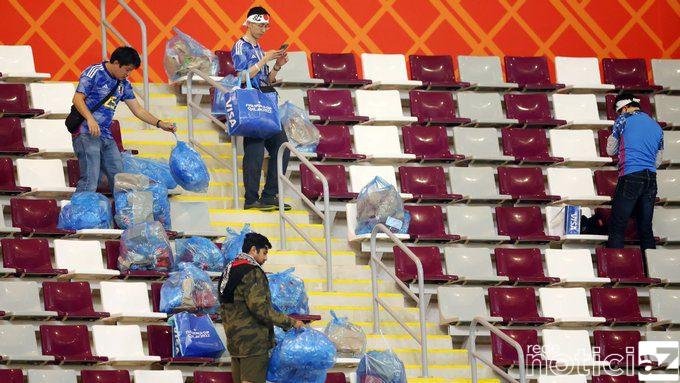 Copa do Mundo 2022: Torcedores japoneses encantam o mundo com atitude inusitada