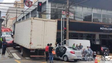 Quatros carros são atingidos por um caminhão em Jundiaí