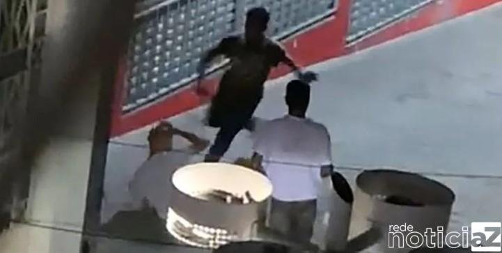 Moradores de rua são flagrados trocando agressões no Centro de Jundiaí