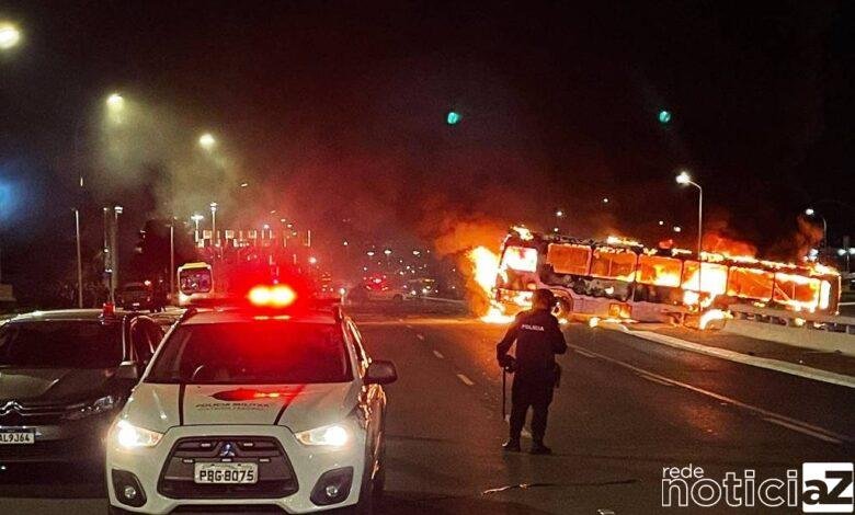 Manifestação de bolsonaristas provoca quebra-quebra e veículos incendiados