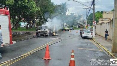 Caminhão pega fogo em avenida de Jundiaí