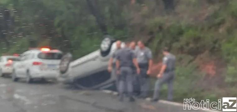 Motorista capota com carro na Estrada Jundiaí/Itupeva