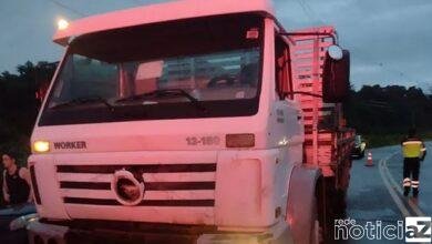 Motorista bate o carro contra caminhão e morre em Itupeva