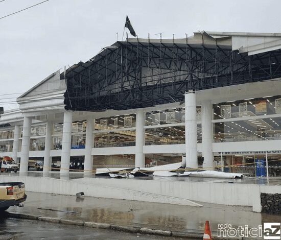 VÍDEO: Chuva derruba fachada de loja em SP e duas pessoas ficam feridas