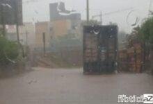 Rua de Jundiaí é tomada pela enchente após fortes chuvas