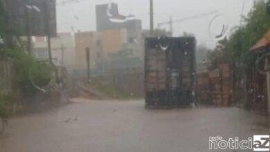 Rua de Jundiaí é tomada pela enchente após fortes chuvas