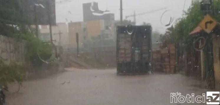 Rua de Jundiaí é tomada pela enchente após fortes chuvas