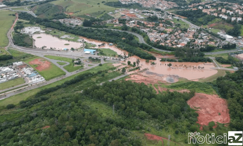 As fortes chuvas na região de Jundiaí durante toda a noite desta quarta-feira (28), causou muitos alagamentos e transtornos principalmente aos motoristas.