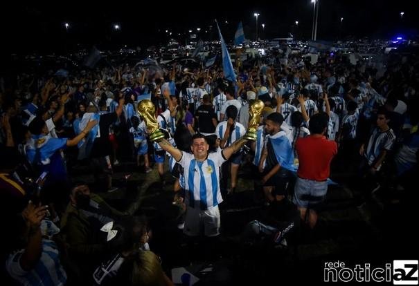 Milhares de argentinos ficaram acampados na espera pela Seleção. Créditos: Reuters