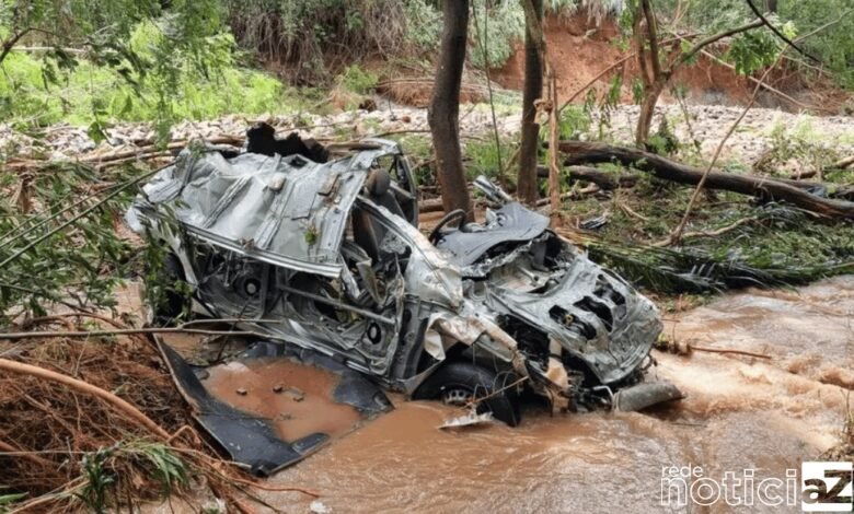 Seis pessoas da mesma família morrem após cratera ‘engolir’ carro