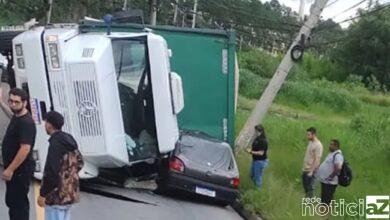 Carreta tomba e cai em cima de carro em Jundiaí