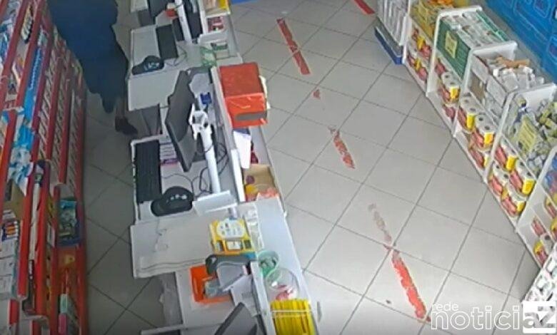 Câmeras de monitoramento flagram assalto em farmácia de Campo Limpo Paulista