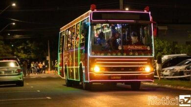 "Ônibus Iluminado" leva público para apreciar decoração natalina pelo centro