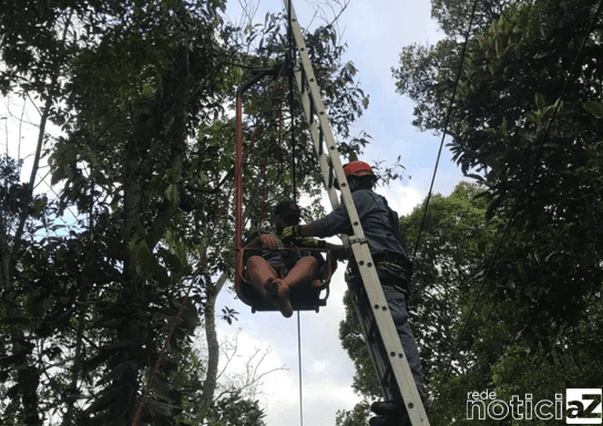 VÍDEO - Teleférico para e dez pessoas ficam presas a 7 metros de altura, em SP