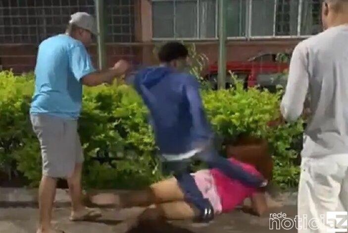 VÍDEO - Mulher trans é espancada por 5 homens