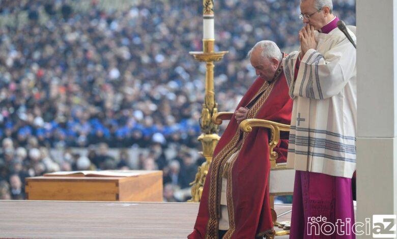Bento XVI é enterrado no Vaticano após funeral conduzido por Papa Francisco