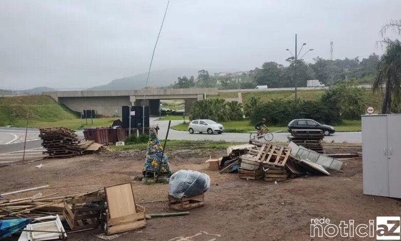 Lixo e árvore de Natal são deixados após o fim de acampamento de bolsonaristas em Jundiaí