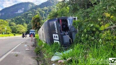 Ônibus tomba e deixa 26 feridos no Rio de Janeiro