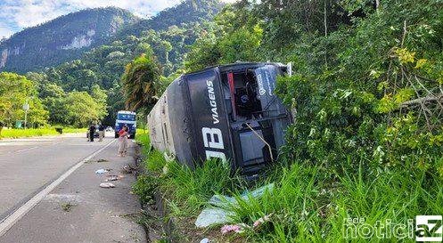 Ônibus tomba e deixa 26 feridos no Rio de Janeiro