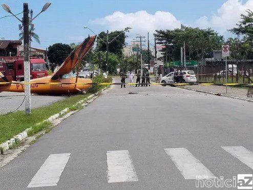 VÍDEO - Avião cai no meio de avenida no Litoral Norte