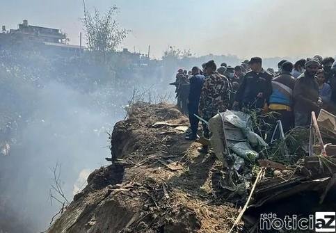 Avião cai no Nepal e mata 68 pessoas