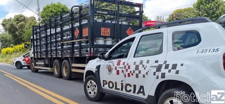 Caminhão com mais de 460 botijões de gás é recuperado em Jundiaí