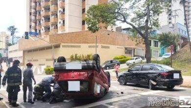 Carro bate em outro, capota e uma pessoa fica presa nas ferragens
