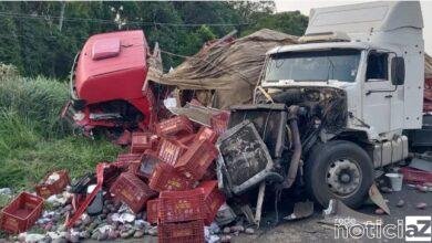 Três pessoas ficam feridas após colisão frontal de caminhões em Campo Limpo