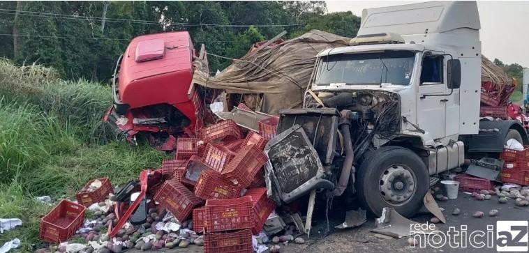 Três pessoas ficam feridas após colisão frontal de caminhões em Campo Limpo