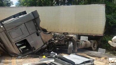 Caminhão interdita Edgard Zambotto após bater em barranco