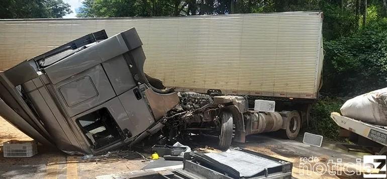 Caminhão interdita Edgard Zambotto após bater em barranco