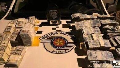 Quase R$ 3 milhões são encontrados em painel de carro em alta velocidade no Litoral